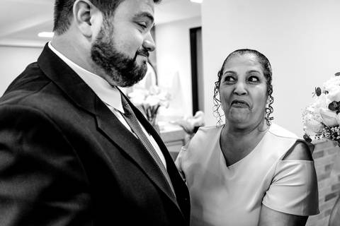 Noivo fazendo careta junto com a sogra na cerimônia de casamento '