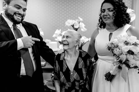 Noivo brincando com a avó da noiva na fotografia protocolar'