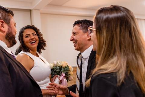 Momento decisivo entre noivos e convidados '