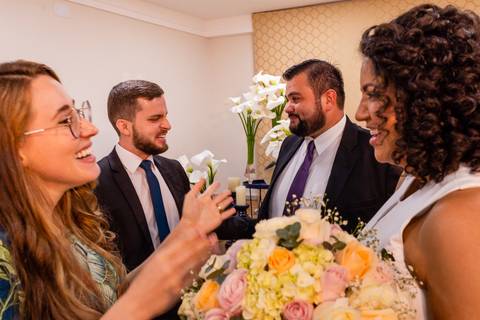 Festa de casamento - Momento de confraternização dos noivos com os convidados'