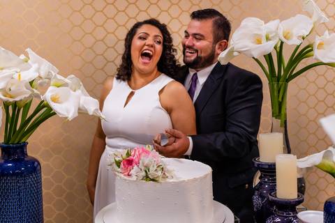 Momento decisivo - Noivo aperta a bunda da noiva ao realizar foto protocolar.'