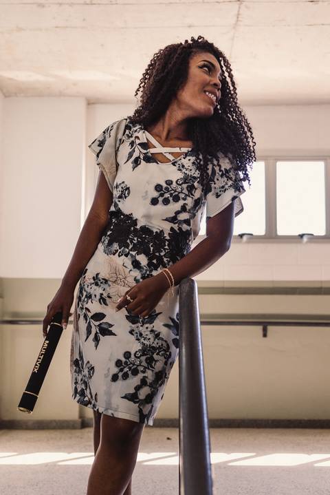 Retrato formanda na faculdade multivix segurando o canudo'