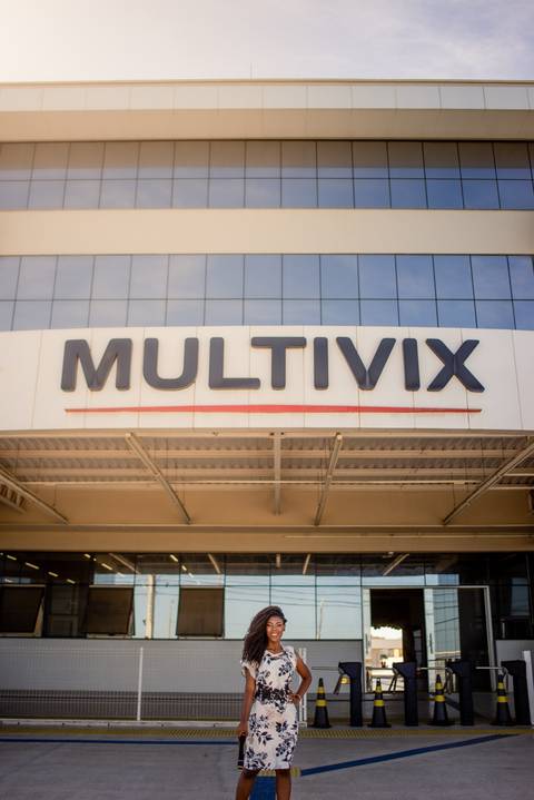 Fotografia, formanda na frente da faculdade Multivix'