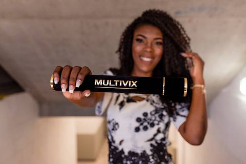 Formanda segurando o canudo Multivix. Faculdade de Vila Velha'