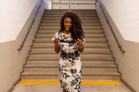 Formanda no corredor da faculdade, próximo a escadaria. Faculdade Multivix Vila Velha, Joquey'