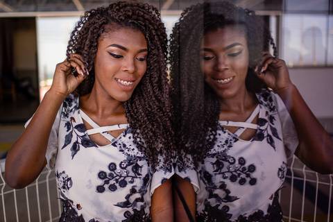 Formanda encostada na vidraça da portaria da faculdade multivix, em vila velha espirito santo'