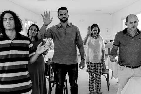 Convidados abençoando o casal recem casado - fotografia de casamento - Laranjeiras - Serra - ES'