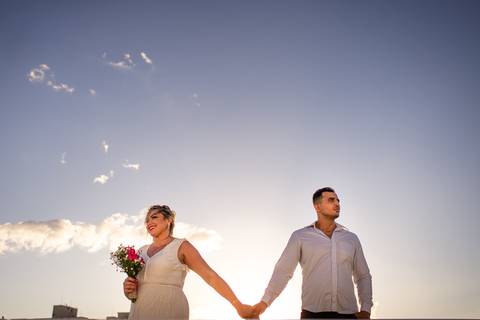 Ensaio fotográfico pós casamento - Laranjeiras - Serra - ES. Casal de mãos dadas olhando para lados opostos'
