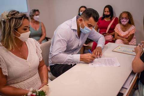 momento da assinatura do noivo no cartorio. Casamento e fotografia de casamento no cartorio'