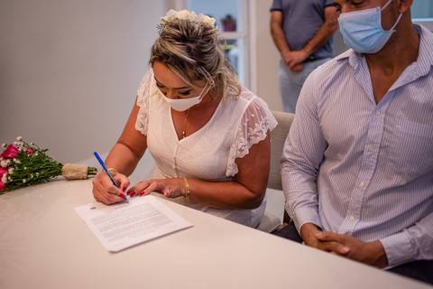 Fotografia do momento da noiva assinando o termo de casamento no cartorio. Laranjeira, Serra, ES'