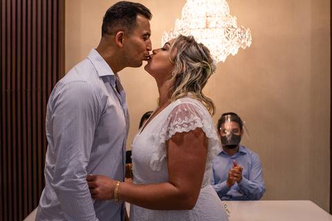 Momento do beijo do casal recem casado no cartório de laranjeiras, serra, es'