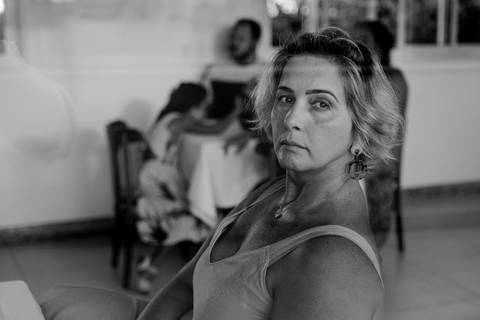 fotografia da convidada no casamento do casal'