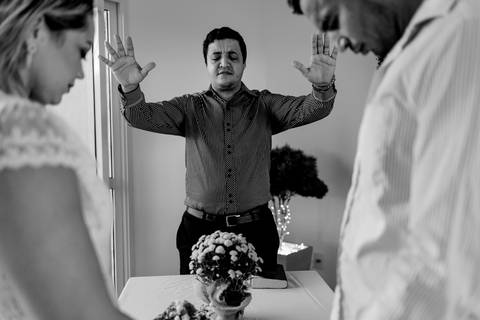 fotografia do momento em que o pastor esta dando a bençao no casamento. Laranjeira - Serra - ES'