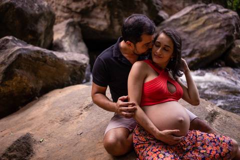 Retrato do casal sentado na pedra. Ensaio fotografico de gestante, Viana, ES'