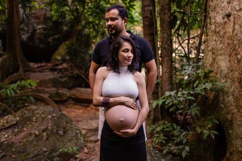 Retrato fotográfico do casal gestante.'