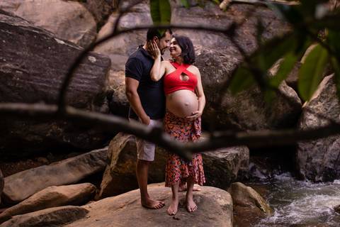 Fotografia de ensaio de gestante realizado na cachoeira do aloisio. Viana, ES'