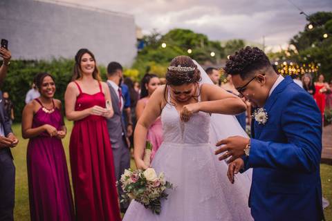 Fotografia Casamento - Noiva segurando vestido - Saida jogando arroz - cerimonail dos sonhos - Balneario Carapebus - Serra ES'