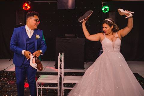 Fotografia de casamento brincadeira sapato noivos - Casamento em balneario carapebus - serra es'