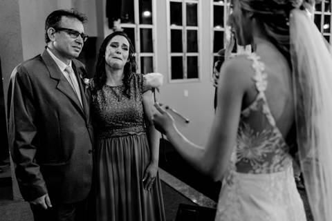 fotografia de casamento igreja adventista central de vitoria - cerimonia de casamento em vitoria espirito santo - entra da rosa noiva'