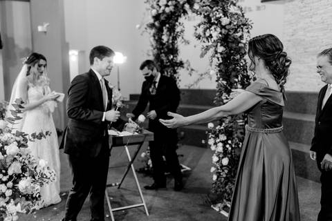 fotografia casamento vitoria es - noivo entrega rosa familia - '