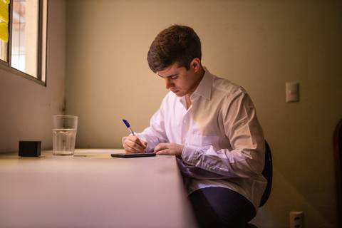 fotografia de casamento em vitoria es - noivo escrevendo os votos de casamento - making of noivo - traje do noivo'