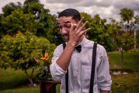 Noivo limpando as lágrimas - Fotografia de Casamento - Vitoria - ES'