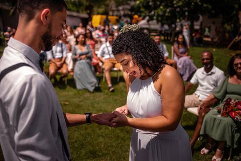 Fotografia troca das alianças em casamento de dia ao ar livre - Vitoria ES'