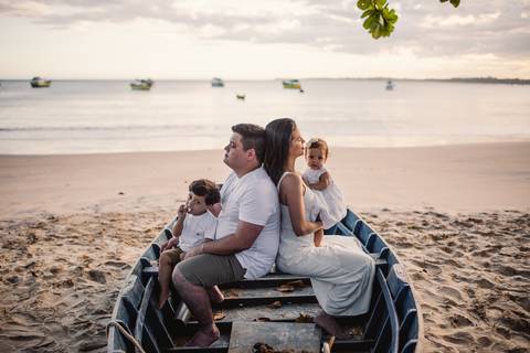 ensaio fotografico de familia - barco - praia de ubu - anchieta - espirito santo'