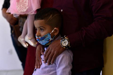 menino assistindo o casamento do tio, de mascaras'