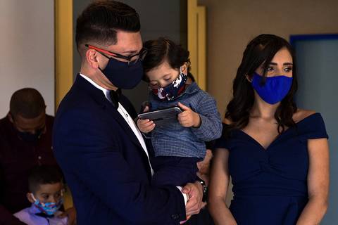 Casamento no cartório sapopemba, durante a pandemia, casamento 2020, sentimento, emoção, casando de mascaras, criança assistindo no celular,'