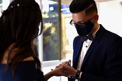 troca das alianças, casamento na pandemia, de mascaras,'