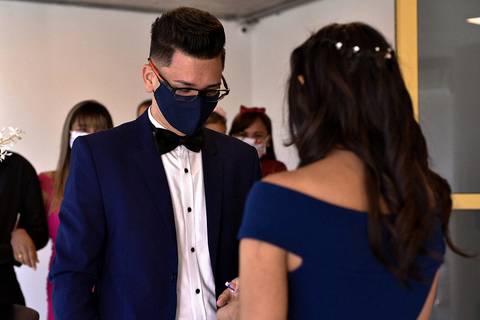 troca das alianças, casamento na pandemia, de mascaras, casando no cartório'