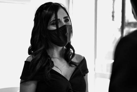 noiva emocionada casando no cartório durante a pandemia.'