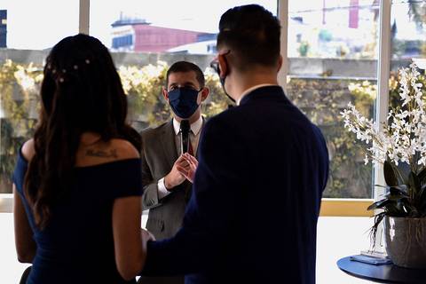 noiva emocionada casando no cartório durante a pandemia, Jacques Tegani'