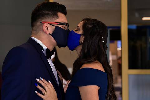 primeiro beijo de casados, casamento durante a pandemia, casamento 2020, de mascaras'