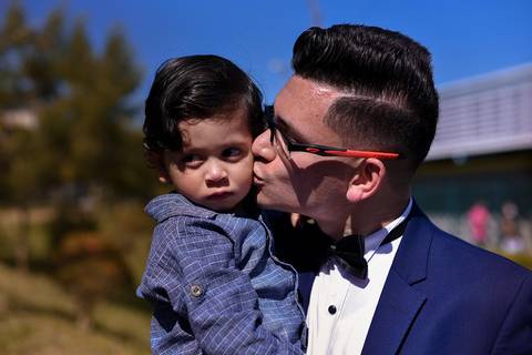 beijo no filho, fotos de casamento no cartório'