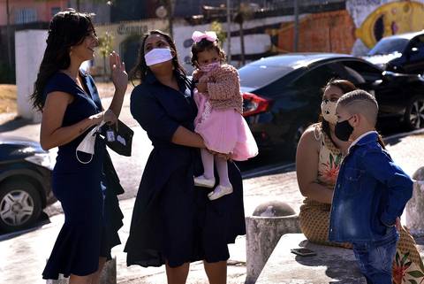 noiva chegando no cartório para o casamento'