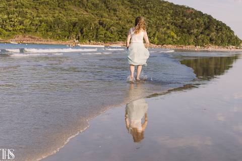 mulher andando na beira do mar em ensaio na praia - fotografa em sp sbc'
