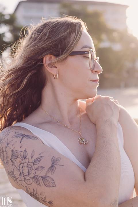 mulher na brisa do mar em ensaio na praia - fotografa em sp sbc'