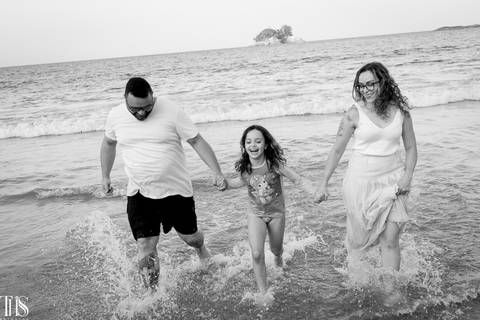 família em foto preto e branco na praia - fotografa em sp sbc'