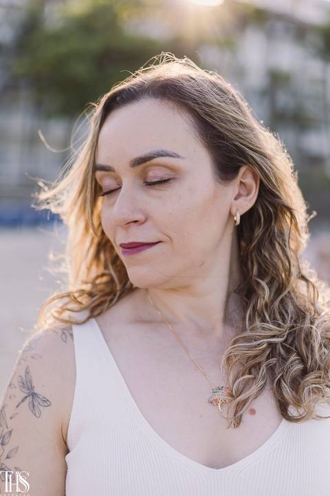 mulher na praia em ensaio feminino - fotografa em sp sbc'