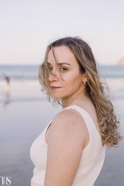 mulher olhando para a câmera em ensaio feminino na praia - fotografa em sp sbc'