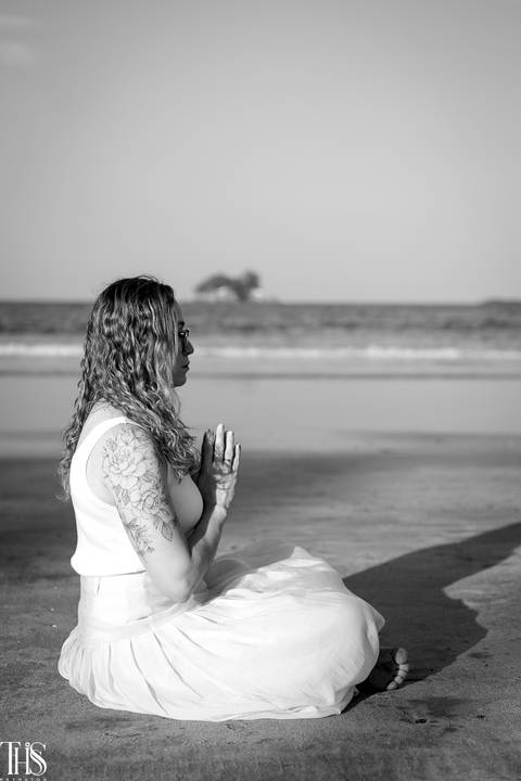 foto preto e branco em ensaio na praia - fotografa em sp sbc'
