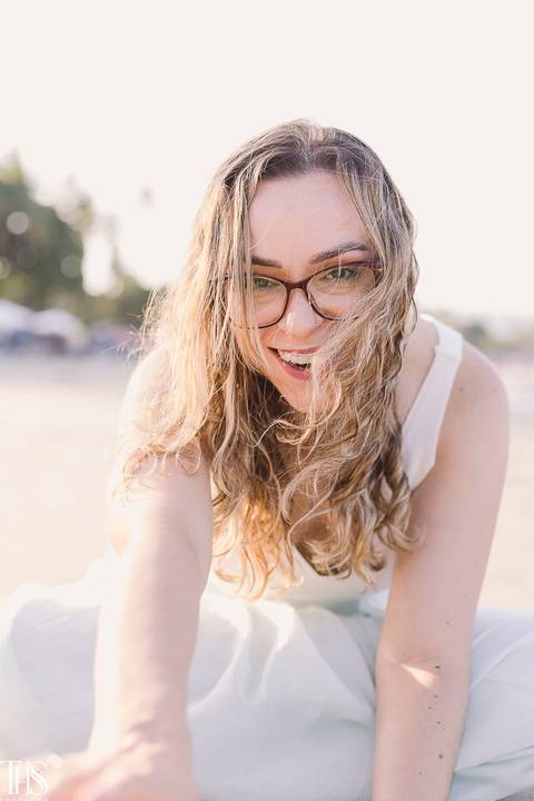 mulher de óculos sorrindo em ensaio feminino na praia - fotografa em sp sbc'