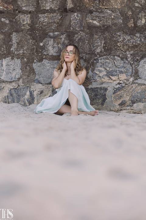 Mulher sentada na areia em ensaio na praia - fotografa em sp sbc'