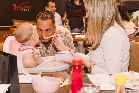 pais dando comida para bebê em comemoração batizado - fotografa em sp sbc abc'