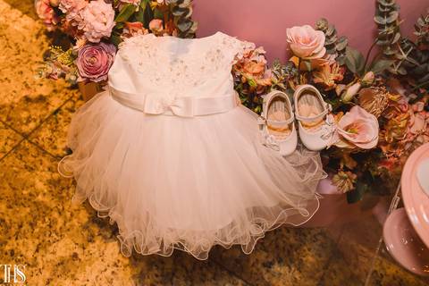 foto de detalhe vestido e sapato batizado - fotografa em sp sbc abc'