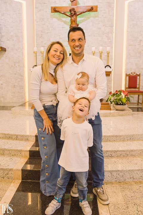 familia em batizado rindo bebê segurando irmão - fotografa em sp sbc abc'