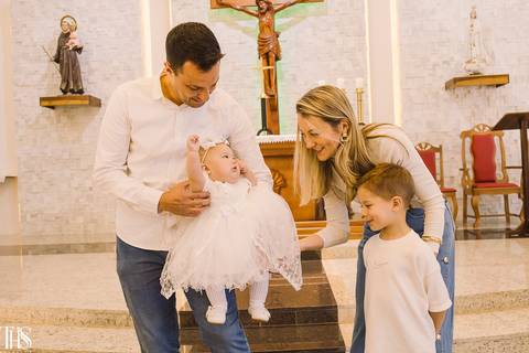 pai segurando bebê com familia olhando em igreja - fotografa em sp sbc abc'