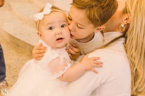 irmão beijando rostinho de bebê batizado - fotografa em sp sbc abc'